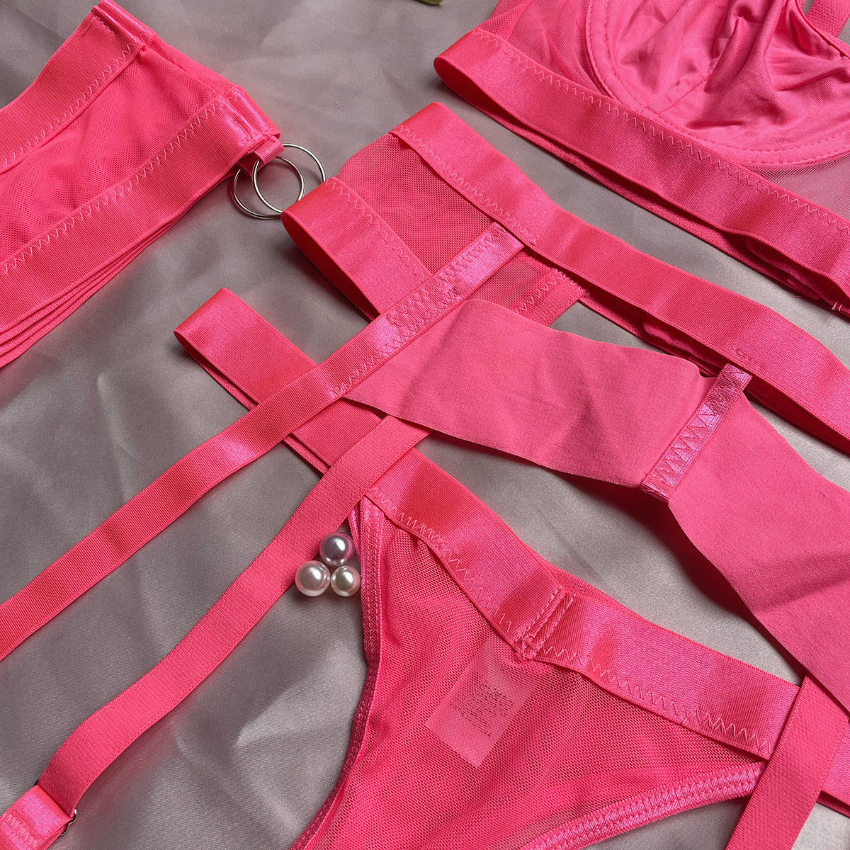 Zmysłowy Komplet "Neon Finesse" – 4-Częściowy Zestaw w Kolorze Intensywnego Różu