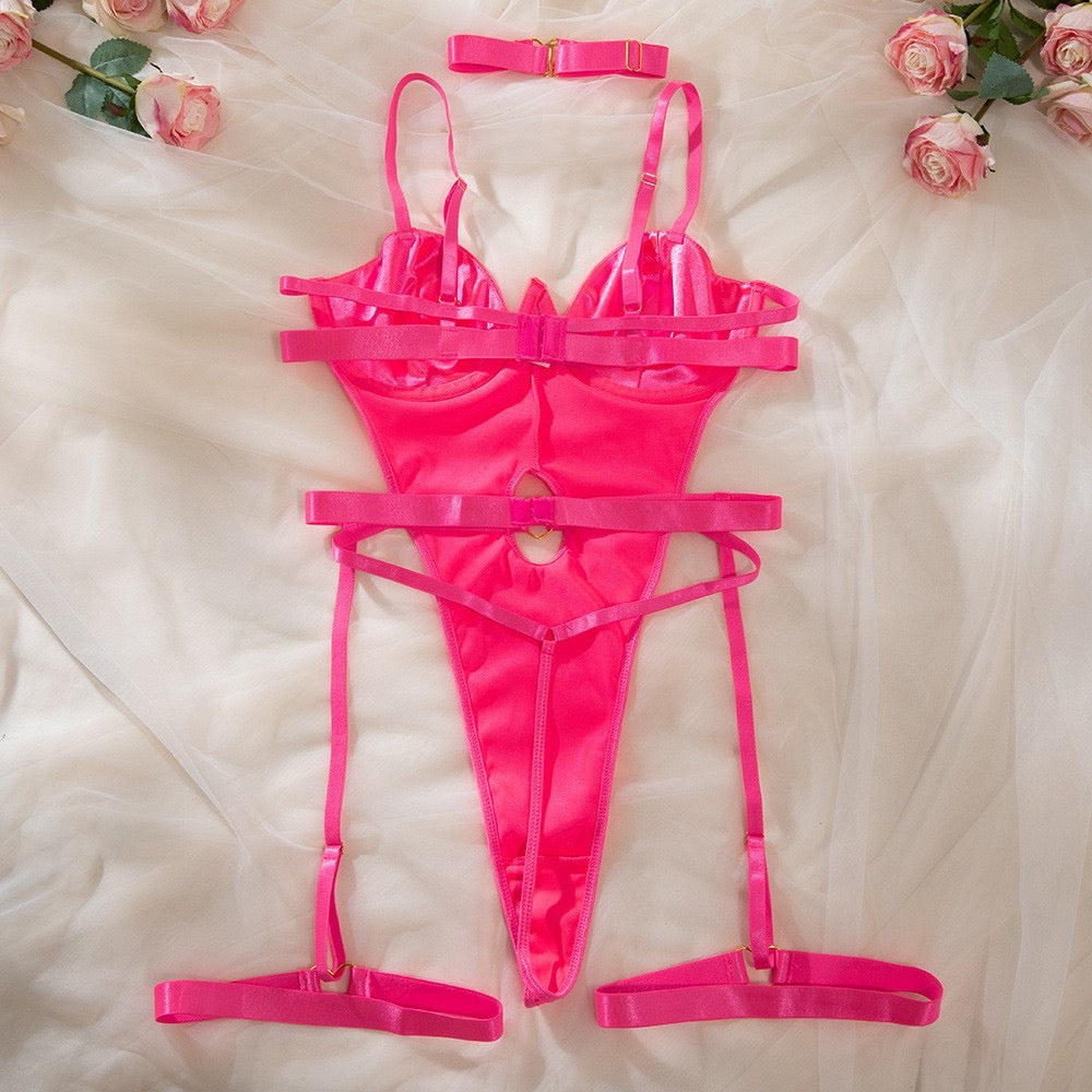 "Passione Fucsia" – Zmysłowe Body z Satynowym Połyskiem