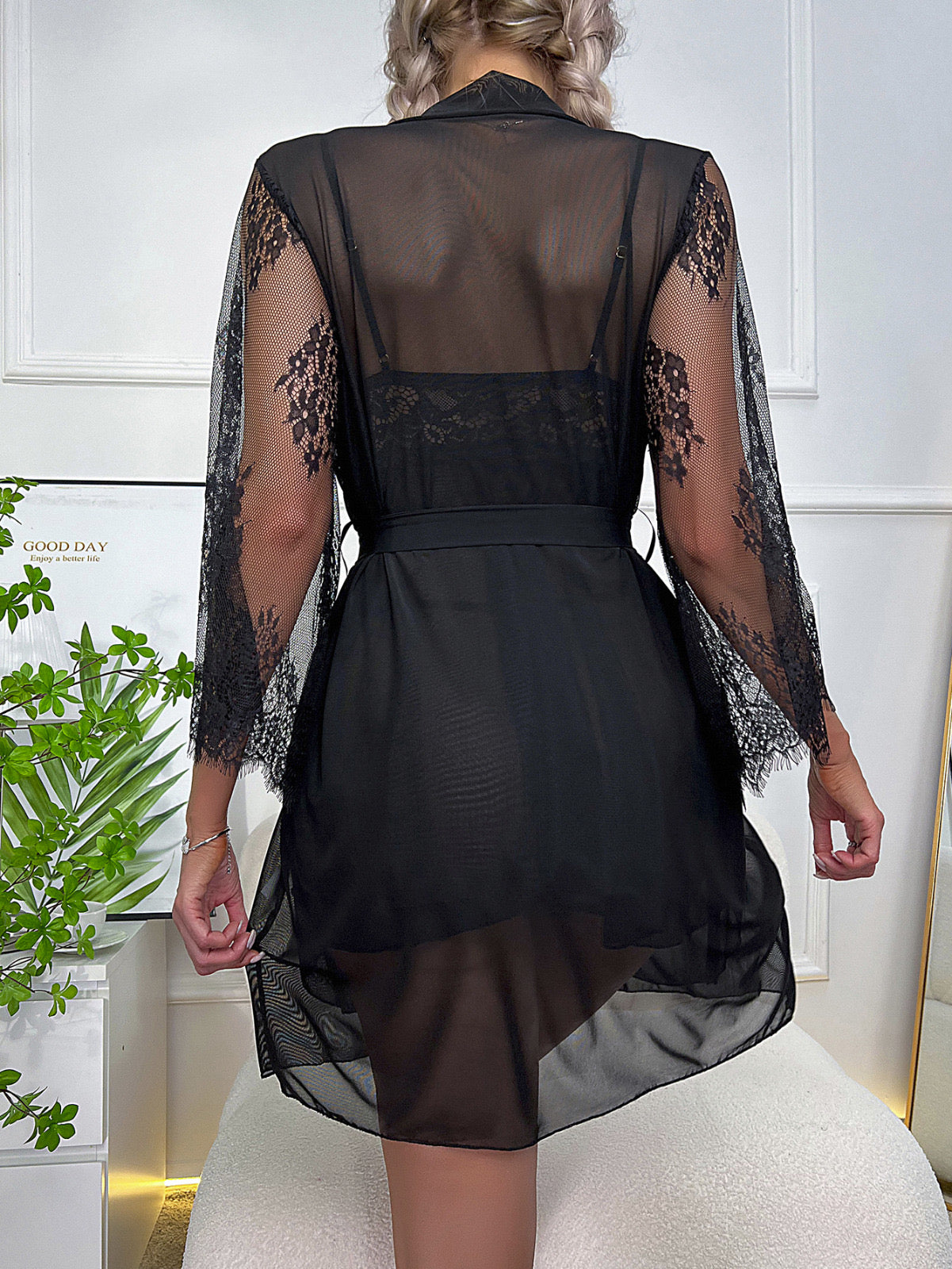 Zmysłowy Komplet Bielizny Nocny: Koronkowy Peniuar i Halka