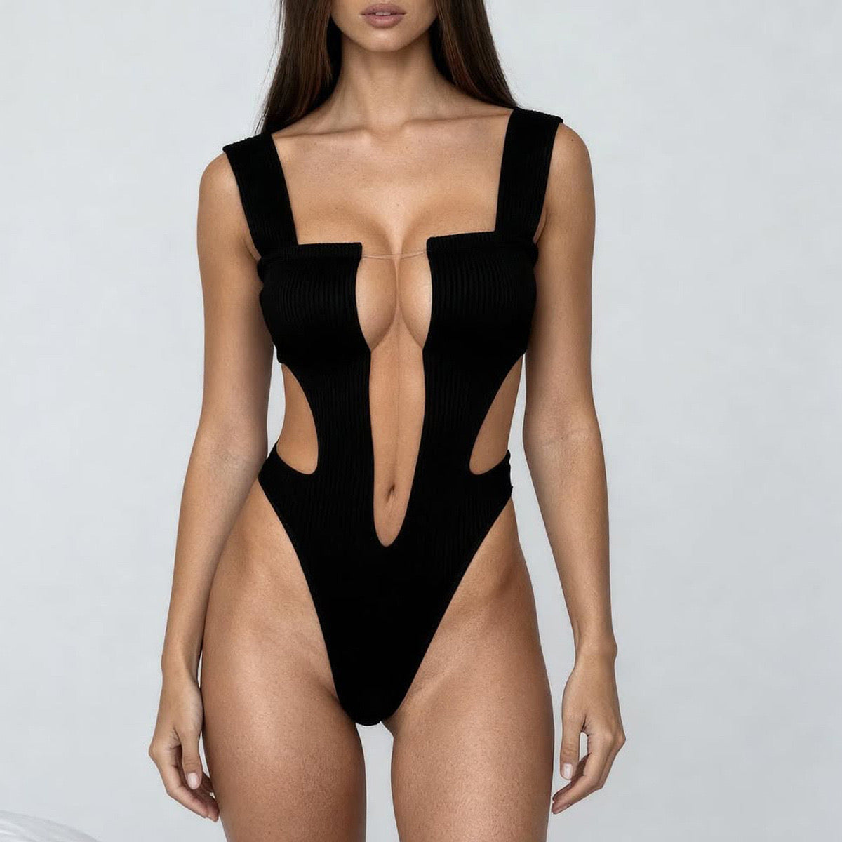 Eleganckie Body z Głębokim Dekoltem i Wycięciami