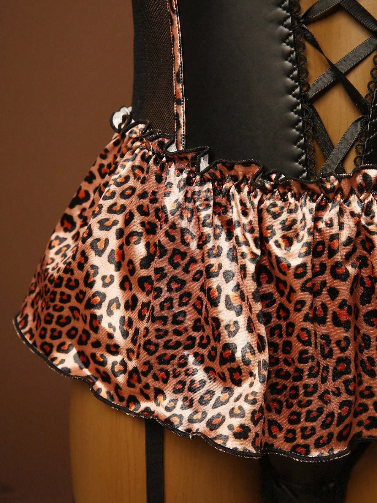 Dzika Kusicielka – Gorsetowy Zestaw Leopard Seduction z Kabaretkami